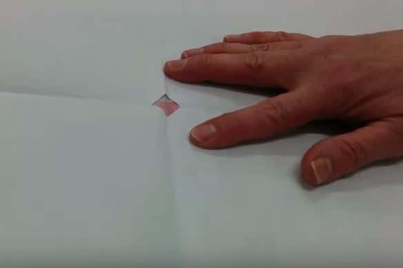 11 - orificio del patrón de papel sobre la marca del centro de la tela para seleccionada hacer una falda de mesa camilla ovalada