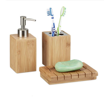 Accesorios de baño: Un set de accesorios de baño precioso hecho de madera de bambú y que incluye: Dispensador de jabón líquido, pastillero de jabón y porta cepillos de dientes de bambú.